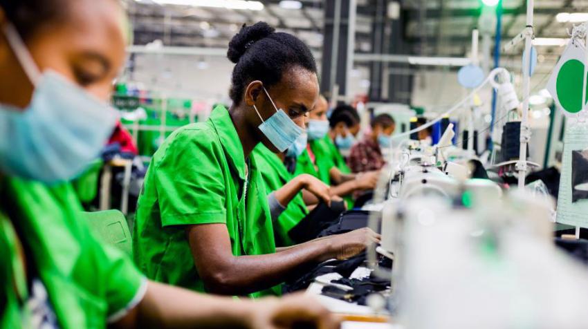 De más en más la producción textil se descentraliza hacia países del Sur con salarios bajos. Ffábrica de confección textio en Etiopía. Foto OIT